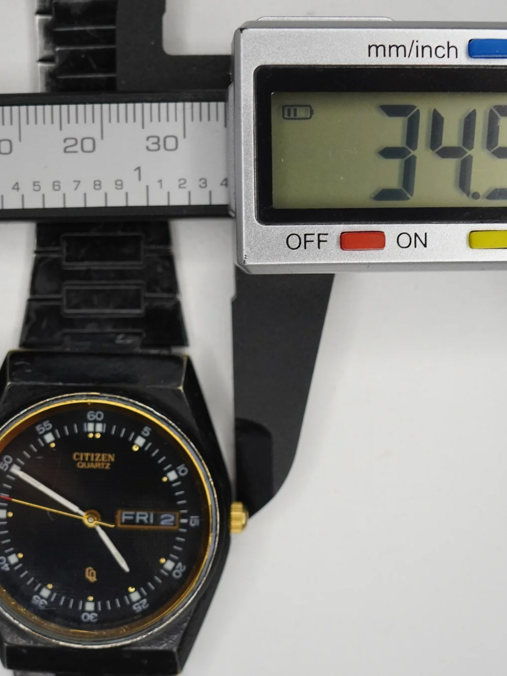 Vintage 1980s Citizen CQ 6101-S05413 Quartz Day-Date Black Gold-Tone Watch